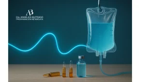 Bolsa de sueroterapia con líquido azul conectada a ampolletas y un frasco médico sobre una mesa, con el logo de la Dra. Angélica Buitrago – Doctora metabolismo representando tratamientos intravenosos con vitamina