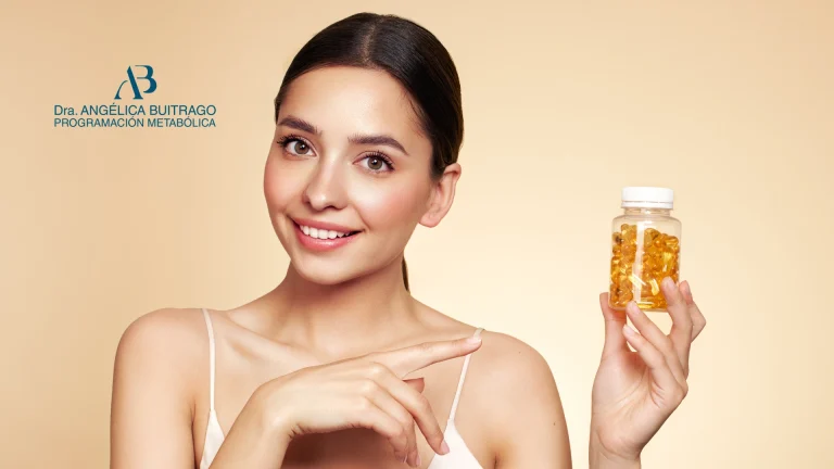 Mujer sonriendo mientras sostiene un frasco con cápsulas amarillas, junto al logo de la Doctora Metabolismo sobre fondo beige