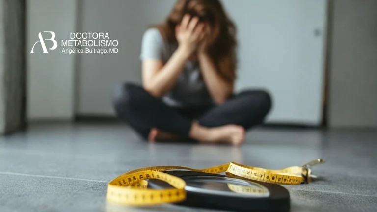 Mujer sentada en el suelo con báscula y cinta métrica en primer plano, relacionada con sueroterapia metabolismo y control de peso en tratamiento médico especializado.